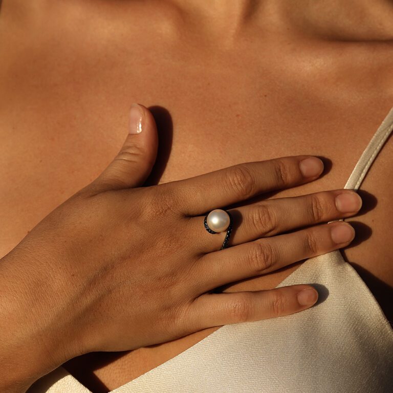 Angelic Ring noir lifestyle