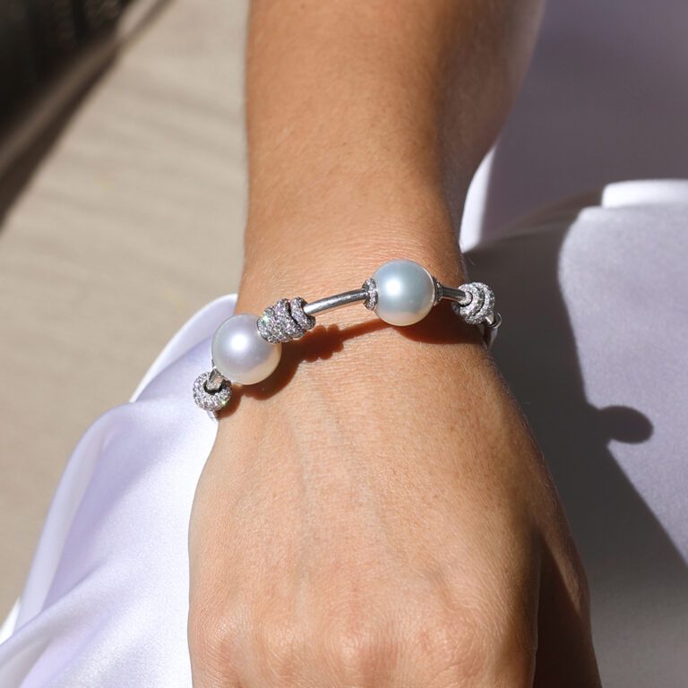 Vibrance Bangle White Diamonds, White Gold - content