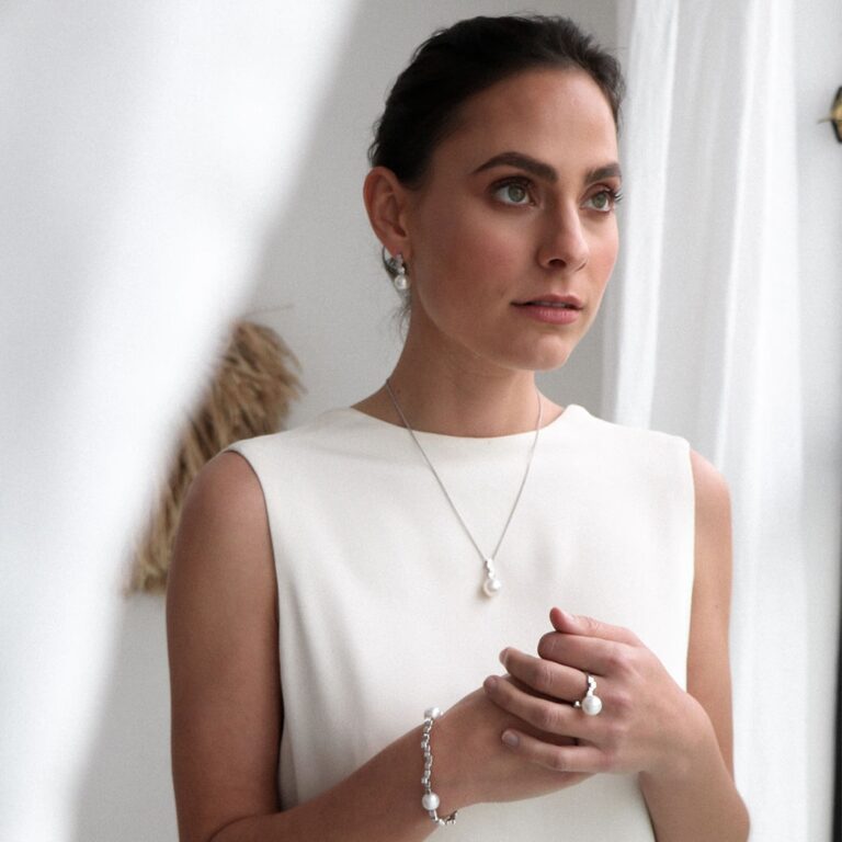 Nouveau Meridian Pendant WG Lifestyle