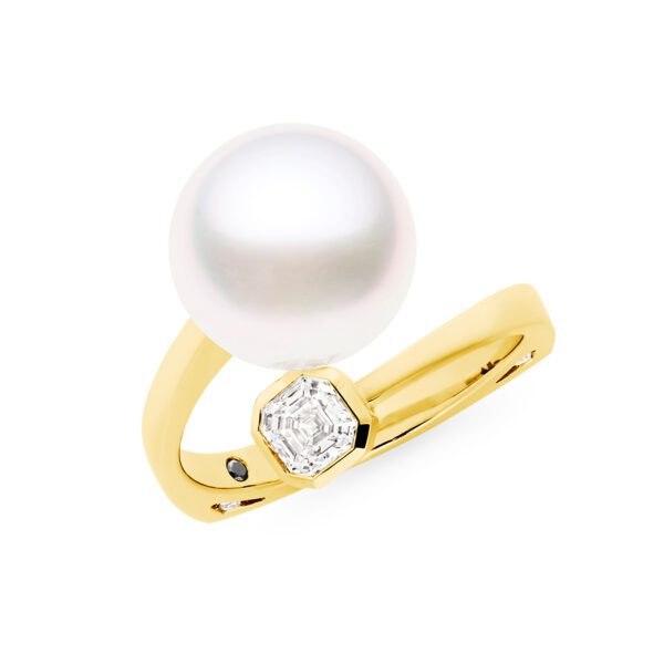 San Ena Pearl and Diamond Ring, Yellow Gold