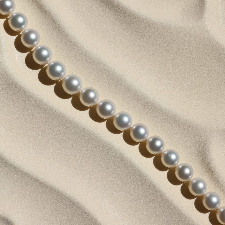 307123 Strand - content shot on sand